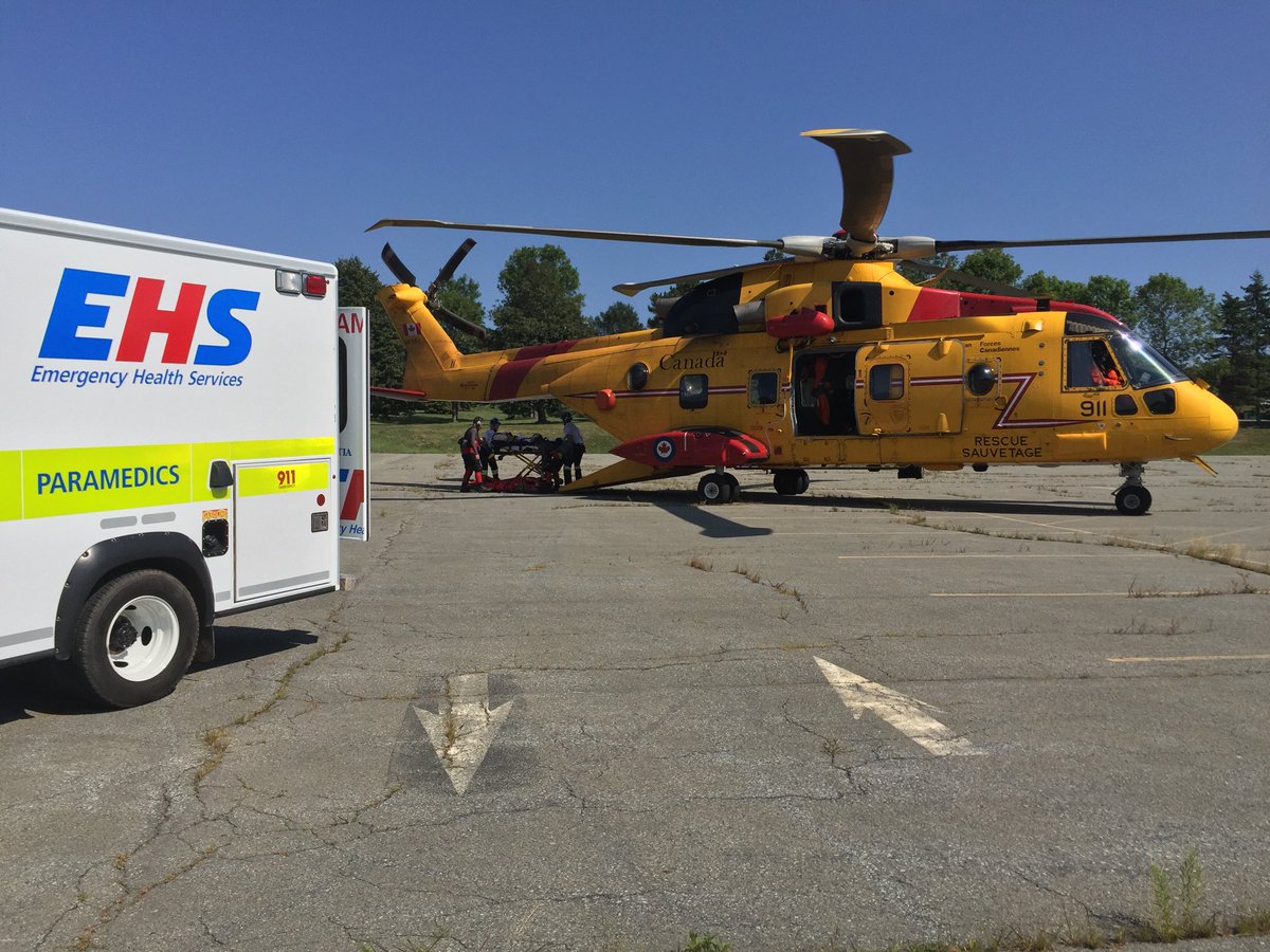 JTFA_FOIA's tweet photo. Un hélicoptère CH-149 Cormorant @ARC_RCAF transfère un patient à une ambulance à Windsor Park, à #Halifax. La personne blessée, qui se trouvait sur 1 pétrolier à environ 230 NM au S-E d'Halifax, a été hissée à bord du Cormorant plus tôt aujourd'hui par les #TechSAR @ForcesCanada https://t.co/TD9o85HJrI