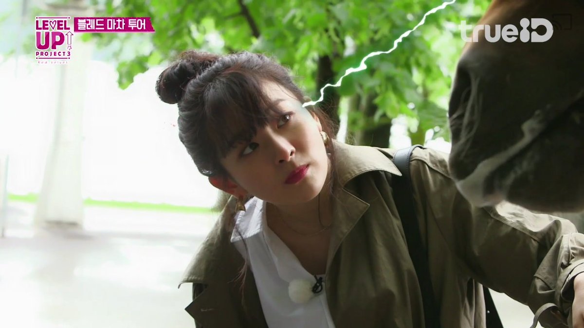 BY_9SNSD's tweet image. ความเข้าหาน้องม้าช่างแตกต่างกัน สงสารพี่กิ5555น้องม้ามองแรง #RedVelvet #JoyceTeaching  #joygi