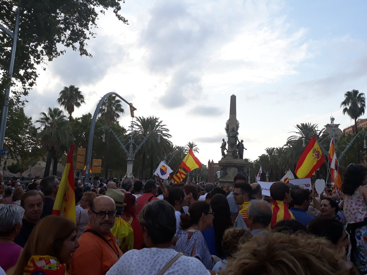 natmar84's tweet photo. Hoy en Ciutadella apoyando a Lidia 👏✊, la mujer agredida por quitar un lazo amarillo. Si hay libertad para ponerlos, tiene que haber libertad para quitarlos! #NoNosCallarán #SonDeTodos https://t.co/tZZbVFLxSX