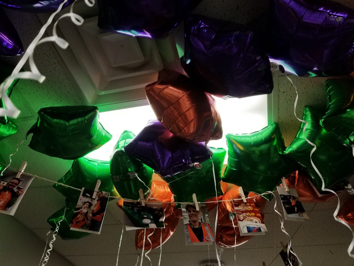 CarrieASDS_6931's tweet photo. Must be an #adset night #balloonduty @MeganTorresD305 @JasonEidamTHD https://t.co/4mcDANoa0O