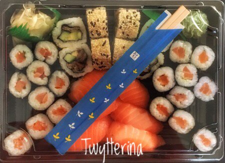 Twytterina's tweet photo. Good evening! ππ± #FishForFun #Sushi https://t.co/gARrTo1SuK