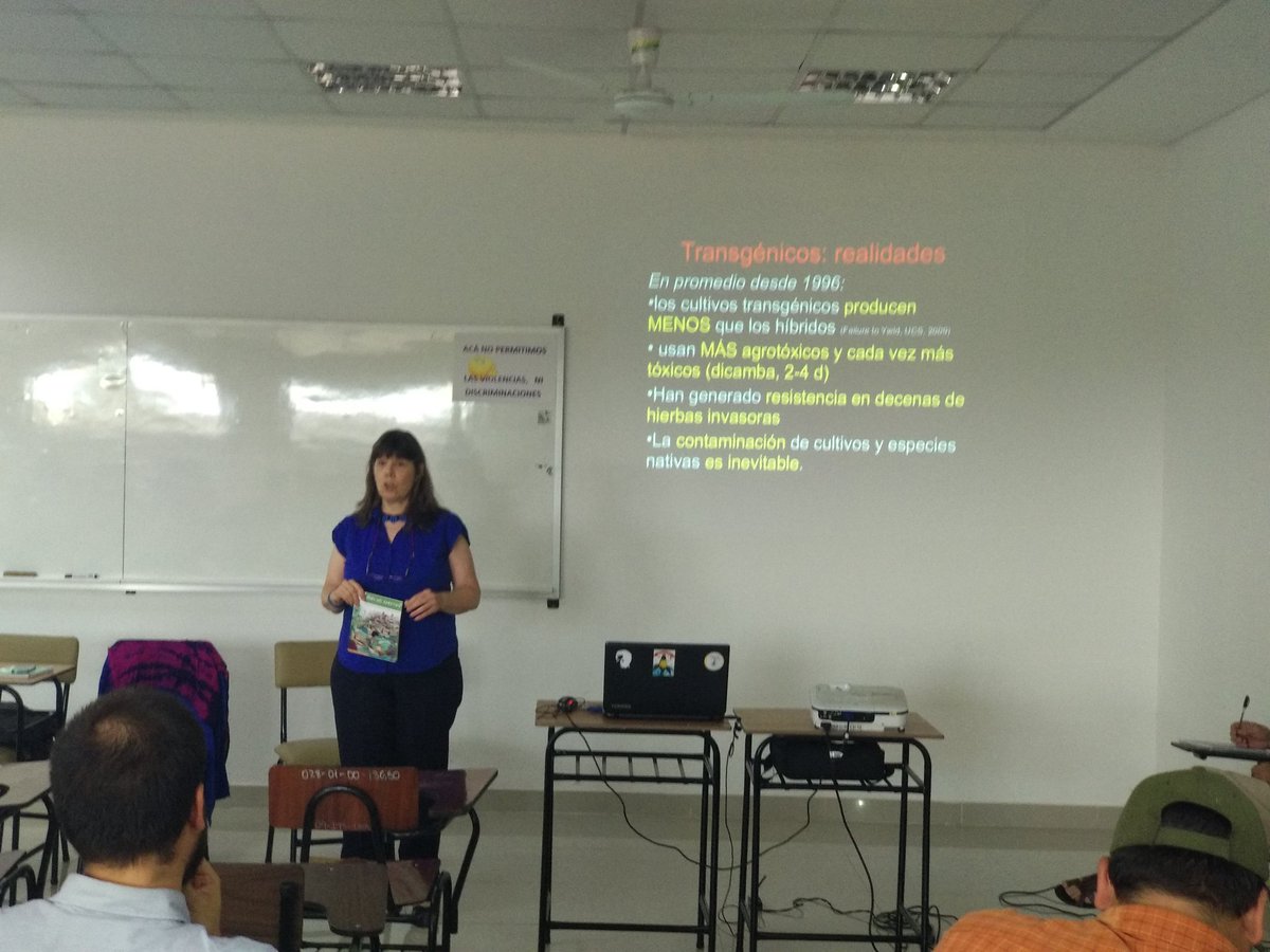 baseispy's tweet photo. Transgénicos producen menos, usan más agrotóxicos y contaminan cultivos y especies nativas. La agricultura campesina produce alimentos diversificados, sanos y baratos. #SilviaRibeiro en Taller con campesinxs, estudiantes y activistas https://t.co/paVkmX1rPT