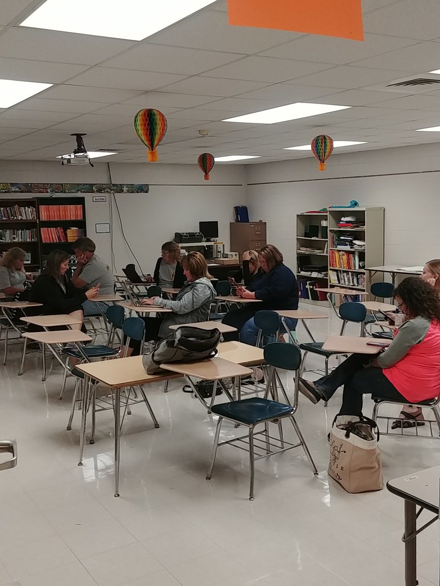JBowers_edu's tweet photo. Look at these fabulous 4th grade teachers tweeting away! #SWiscoChat https://t.co/5rQpvBqT0X