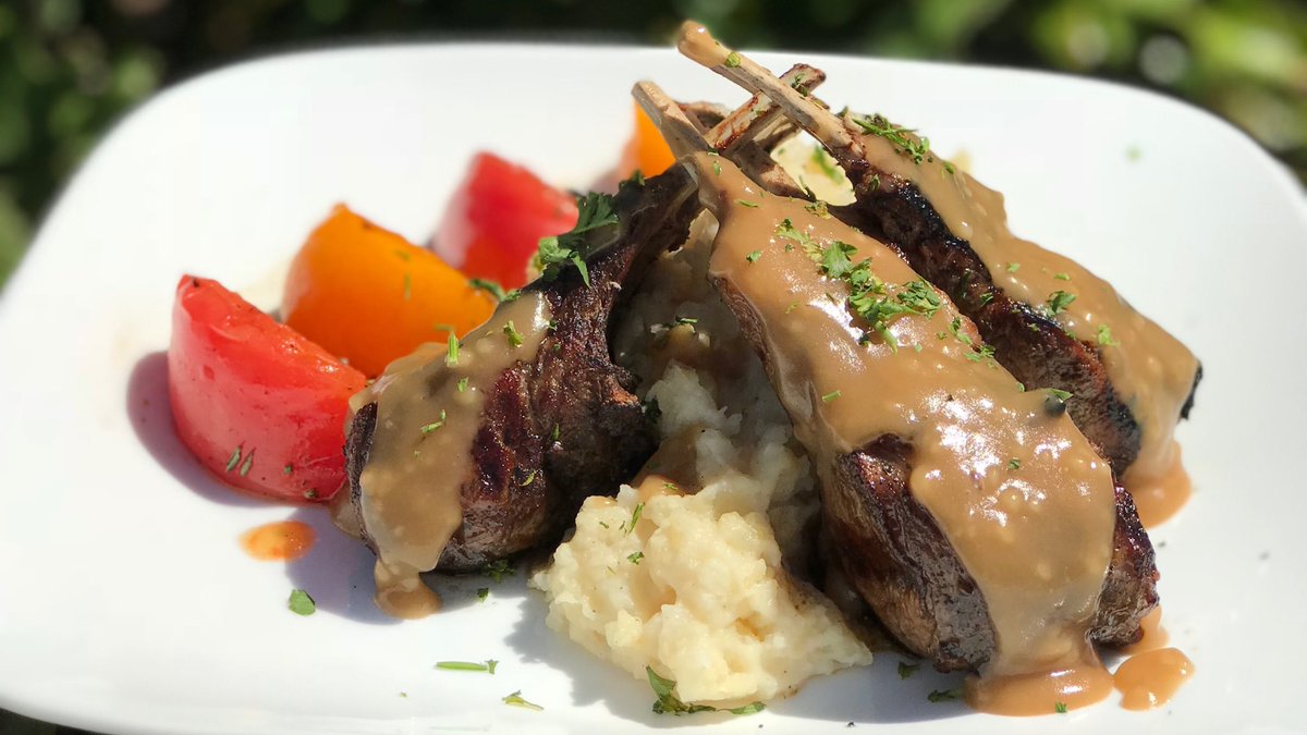 Farmers Market Special 🌱 Rack of lamb, Demi glace reduction, cheddar mashed potatoes, grilled heirloom tomatoes 🌱 $15.99 with your choice of house wine or draft beer 🍻 
.
.
.
#raglanpublichouse #farmersmarketspecial