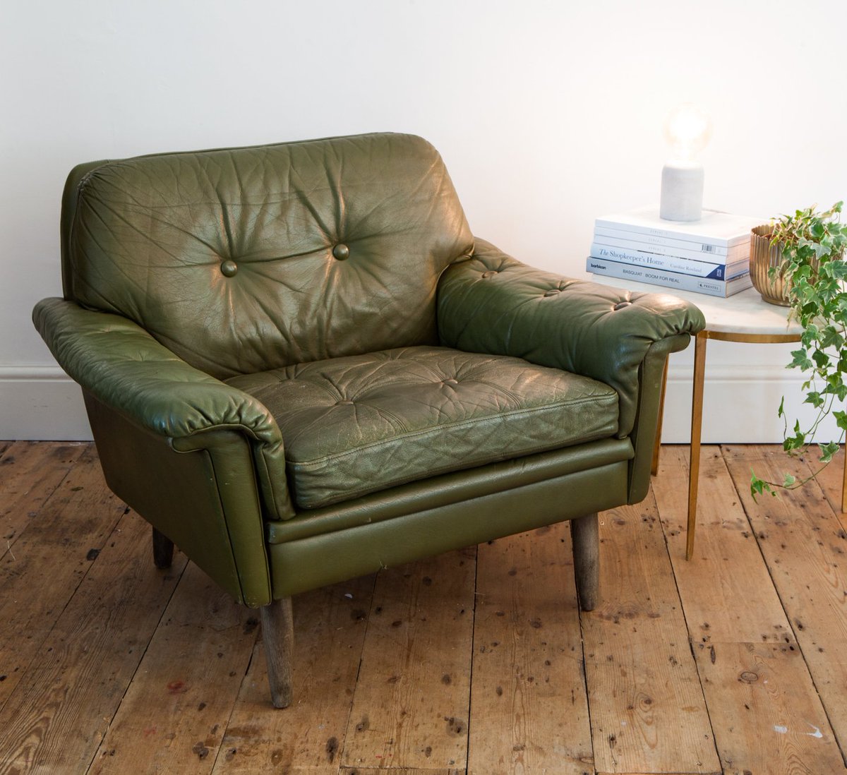 workshopstudi0's tweet photo. Beautiful green leather Svend Skipper low buttoned back easy chair 💚⠀
#svendskipper #danish #vintagechair #leatherchair #midcentury #interiordecor #interiordesign #vintage #green #loungechair #vintageinteriors #homeinteriors #homeware #interiors
https://t.co/aIzWUCfQis https://t.co/mYeR52715p