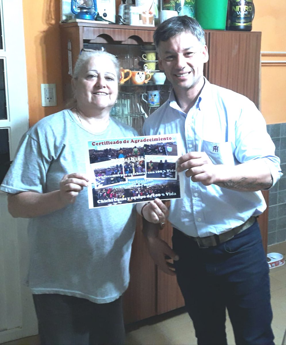 JRareco's tweet photo. Chichí Casas y el equipo de "100% Vida" nos entregaron un certificado de agradecimiento por haber participado en los festejos del Día del Niño llevados a cabo el pasado 19 de agosto en la cancha de #Unidos.
¡Gracias @JuanFlowers2018 por recibirlo en nombre del Comité! 🇵🇱 https://t.co/TZJsTUloYo