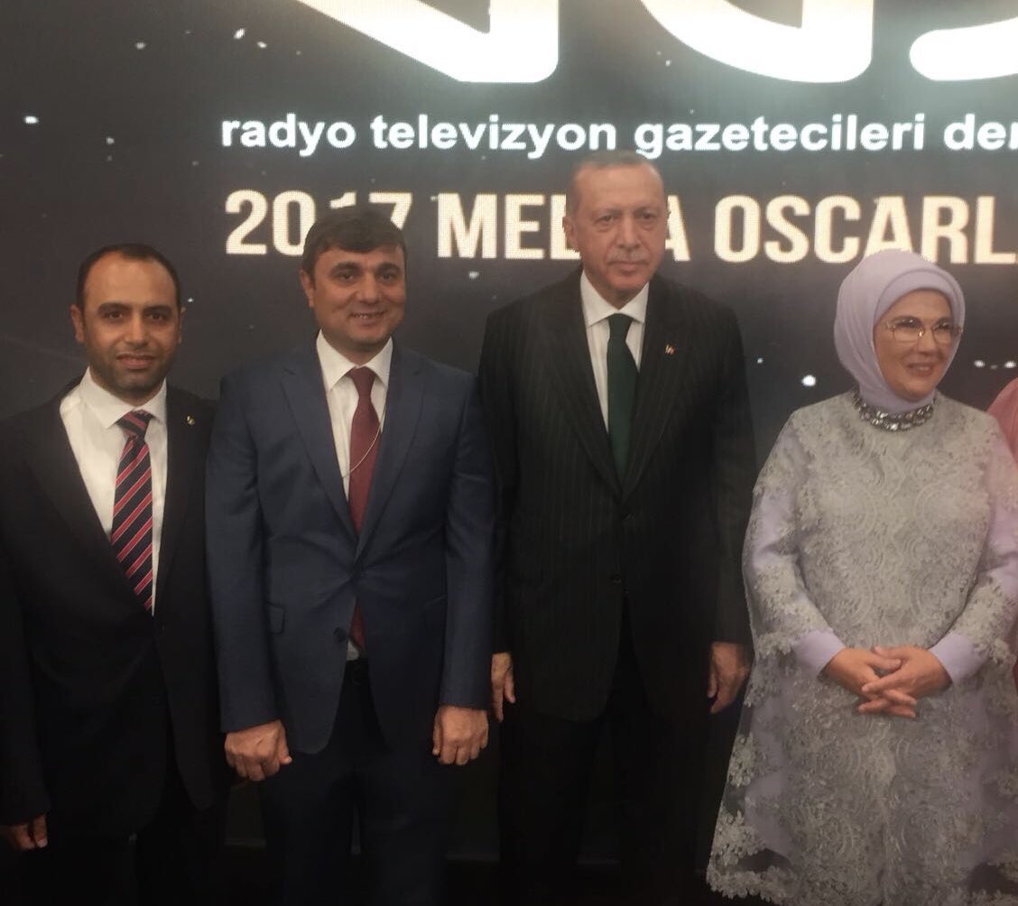 zekiakbiyik's tweet photo. RADYO TELEVİZYON GAZETECİLERİ DERNEĞİ TARAFINDAN TELEVİZYONUMUZ KANAL FIRAT TÜRKİYE’NİN EN İYİ YEREL KANALI SEÇİLDİ. 
TELEVİZYONUMUZUN ÖDÜLÜNÜ YÖNETİM KURULU BAŞKANIMIZ PROF. DR. YASEMİN AÇIK,  CUMHURBAŞKANIMIZ SAYIN RECEP TAYYİP ERDOĞAN’’DAN ALDI. TEŞEKKÜRLER ELAZIĞ. https://t.co/O5W6p3UBoP