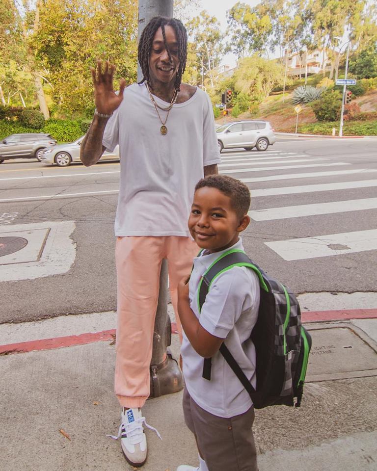 Rap24HorasBR's tweet photo. Wiz Khalifa acompanhando seu filho Sebastian no 1° dia do Jardim de Infância 💖 https://t.co/V7NyEGPGX9