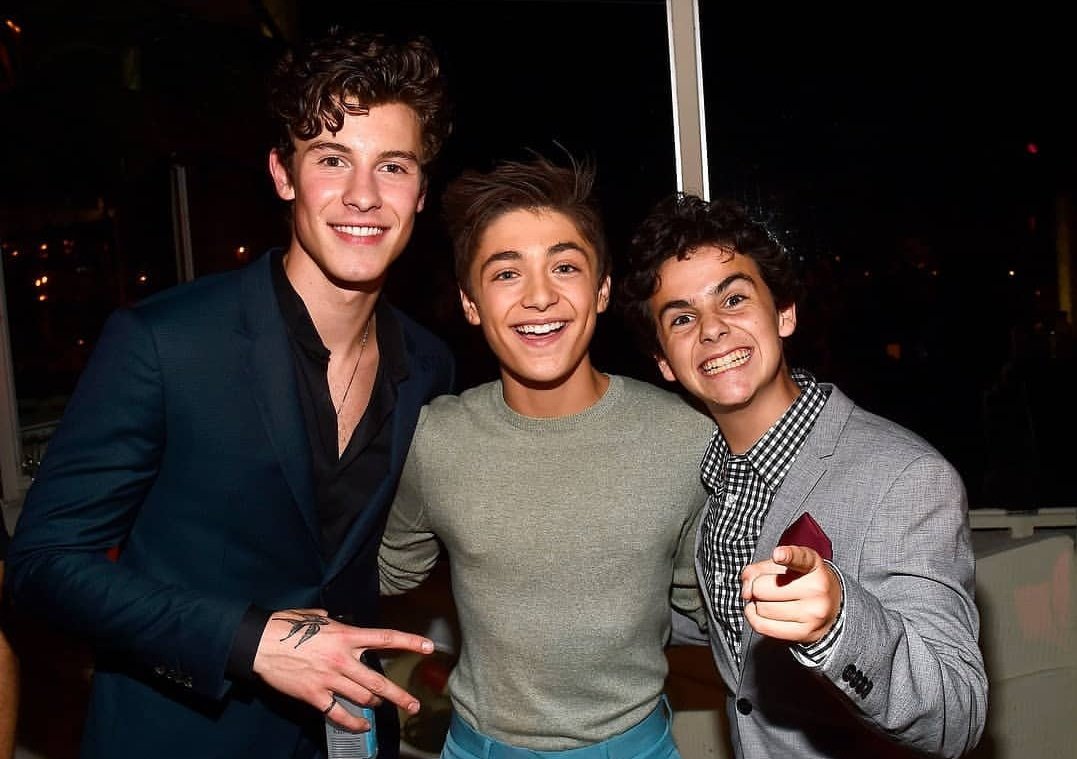 beingaroundyou's tweet photo. Non sto morendo nuooo
#ShawnMendes #asherangel #pasher https://t.co/3OKxmAi6yn