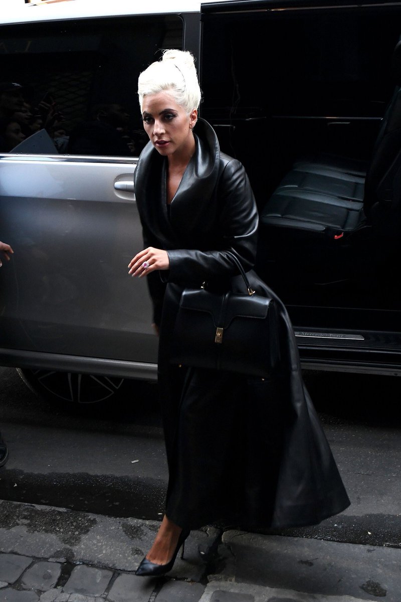 GagaPinkNow's tweet photo. 📸 Lady Gaga est arrivée à l’appartement parisien de Bradley Cooper ! 

Confirmant qu’elle est bien là pour la promotion de #ASTARISBORN. https://t.co/fg37A0onYf