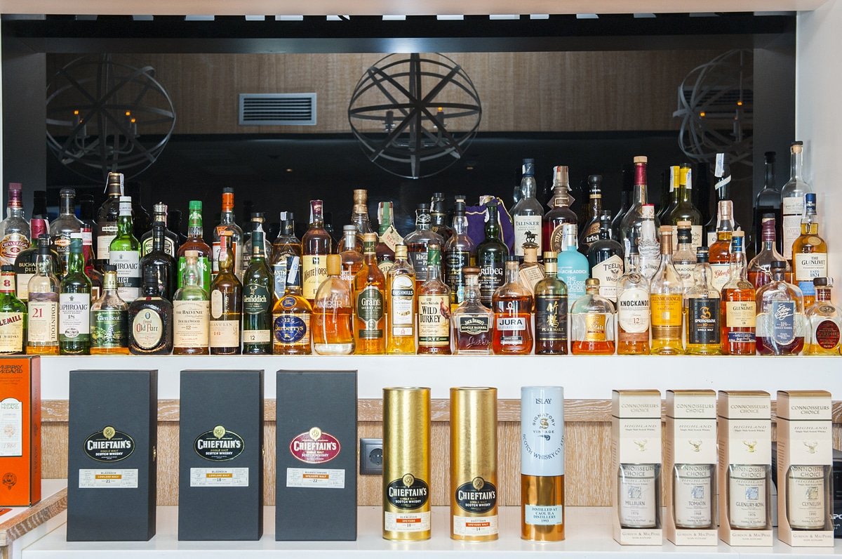 MorrisonLleida's tweet photo. En el Club Morrison Lounge Bar @morrisonlleida tenemos la más extensa variedad de bebidas de #Lleida para conquistar los más finos paladares. Ginebra, vodka, ron, o las más de 100 referencias de #Whisky... ¿Cuál prefieres? Nuestros expertos te aconsejaran, ¡ven a descubrirlo! 🥃 https://t.co/sGS5sKdnRJ
