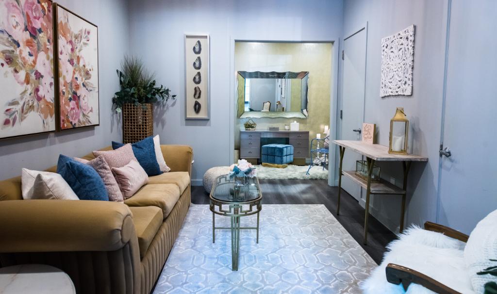 Moulin_Philly's tweet photo. Chic modern details made to the Hospitality Suite &amp; Lounge makes getting wedding-ready at Moulin so much more fun! Picture getting pampered in the Hospitality Suite in front of the vintage mirror or watching the big game on the TV of the updated Lounge! #WeddingWednesday https://t.co/7apcPWdJDD