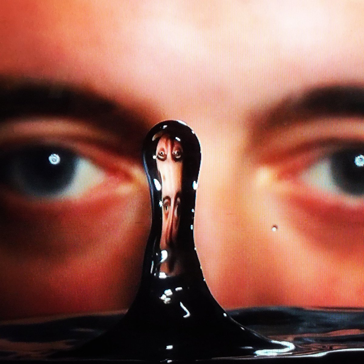 psychonumpty's tweet photo. Looking into the ripple effect of time and space.
Tell me what you think
#photography #closeup #stunningshots #hdrphotography #water #watereffect #nikon #nikonphotography #hdr #stopshot #shot #phoneagraphy #everyday #workofart #museum #filmphotography #slowmotion #timefreeze https://t.co/Bgq3tuPKzZ