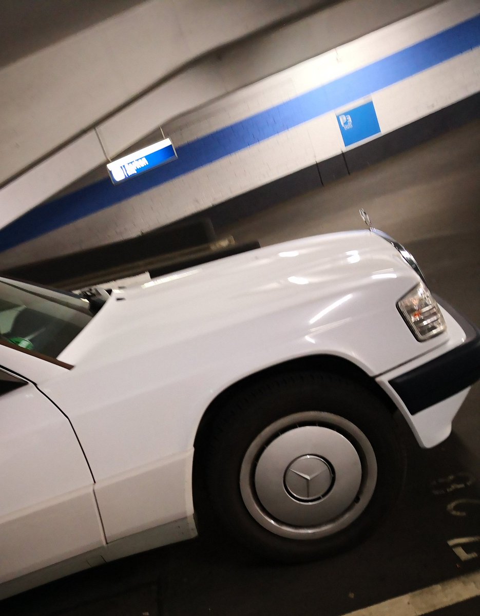 malinka620's tweet photo. Eine der wenigen Dinge die mich glücklich machen nur weil ich weiß das sie da sind. Mein geliebter Baby Benz. Auf den ist verlass! https://t.co/DQJWjDKbYA