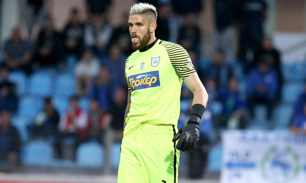 NaszFutbol's tweet image. Podczas środowego meczu z Benficą bramkarz #PAOK-u - Alexandros #Paschalakis chciał uratować zespół przed rzutem rożnym. 

W efekcie sprokurował rzut karny. 😲