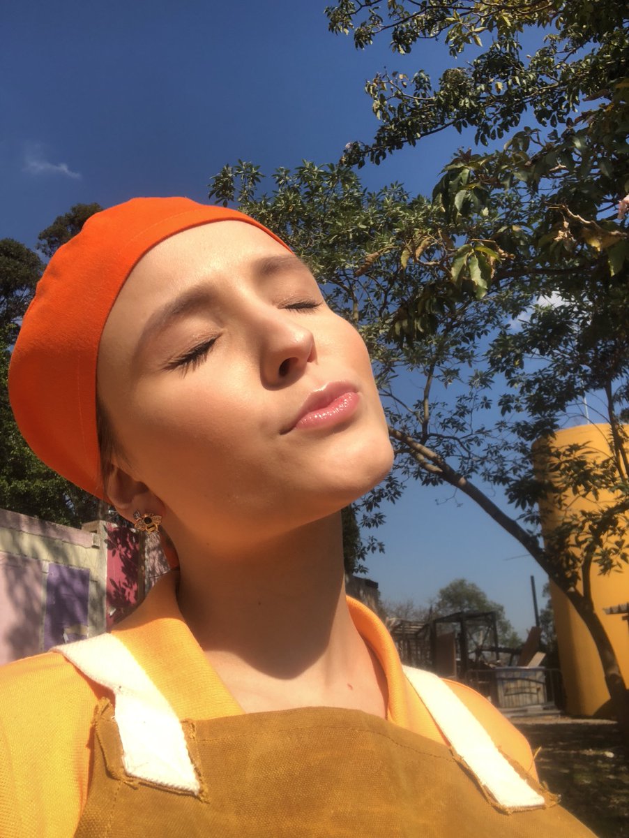 fashiondelfino's tweet photo. Mais nova trabalhadora da pastelaria ora pães pães #MPN #LarissaManoelaIG https://t.co/abJX21aqa8