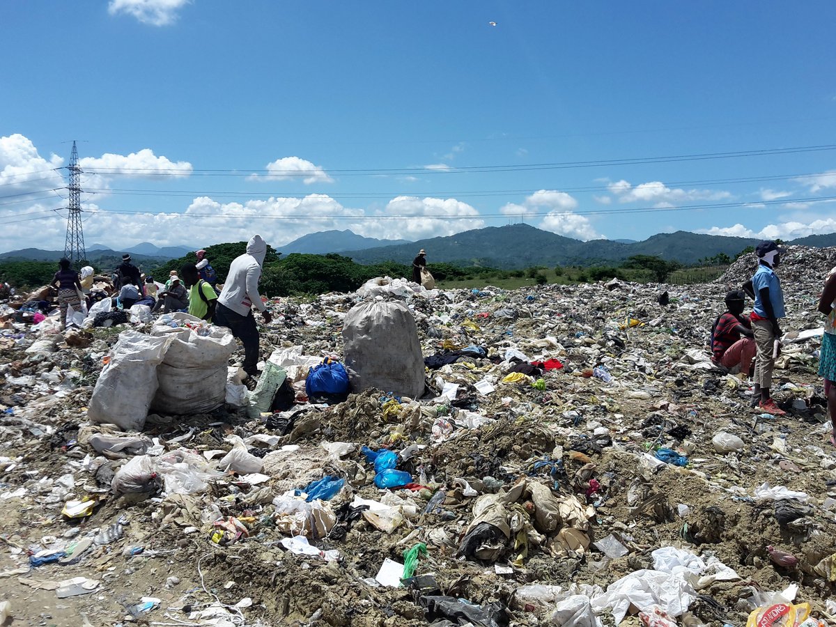 ProyectoZACK's tweet photo. Sabes tú a donde va tu botellita de agua plástica y el foam que acabas  de utilizar?! Sabes tú que no hay tratamiento de Residuos Sólidos en la  RD? Empieza hoy a reducir tu consumo de plástico y foam! #ReducirReciclarReutilizar #3R #EconomiaCircular #BasuraCero https://t.co/b4d4xcpJya