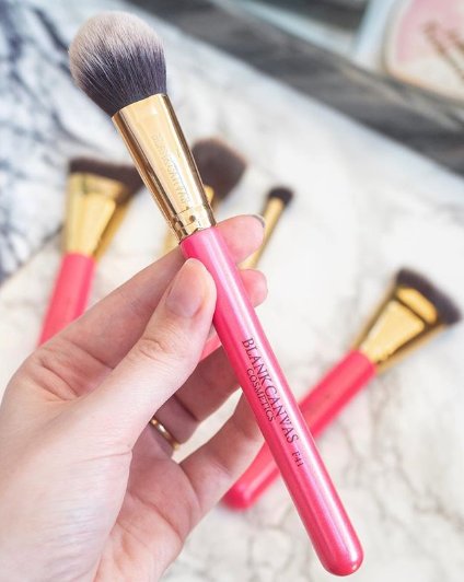 CatalystPR_'s tweet image. If you're looking for the perfect travelling companion this summer, try the @blankcanvascosmetics F41 brush, which @butterfly_robyn is in love with and takes everywhere! 😍

#blankcanvascosmetics #blankcanvas #makeupbrushes #makeupbrush #crueltyfree #beautyblogger #makeupartist
