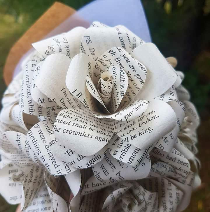 HeartsNovel's tweet photo. Lord of the Rings, encapsulated in rose form. 🌹📖❤️
#LOTR #WeddingWednesday #bouquet #BookLoversDay https://t.co/tHsAyZhk08