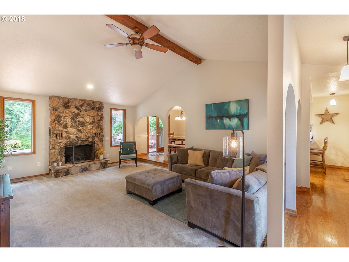 SeanZBeckerRE's tweet photo. Sold! Congrats to our first time homebuyer, Max, on the purchase of this stellar split level in Milwaukie.
14808 SE Garland Ln, Milwaukie, OR 97267 | 3 Bed, 2.1 Bath | 1867 sqft | 2 Car Garage | ML#18591989 https://t.co/Z70X6KimT7