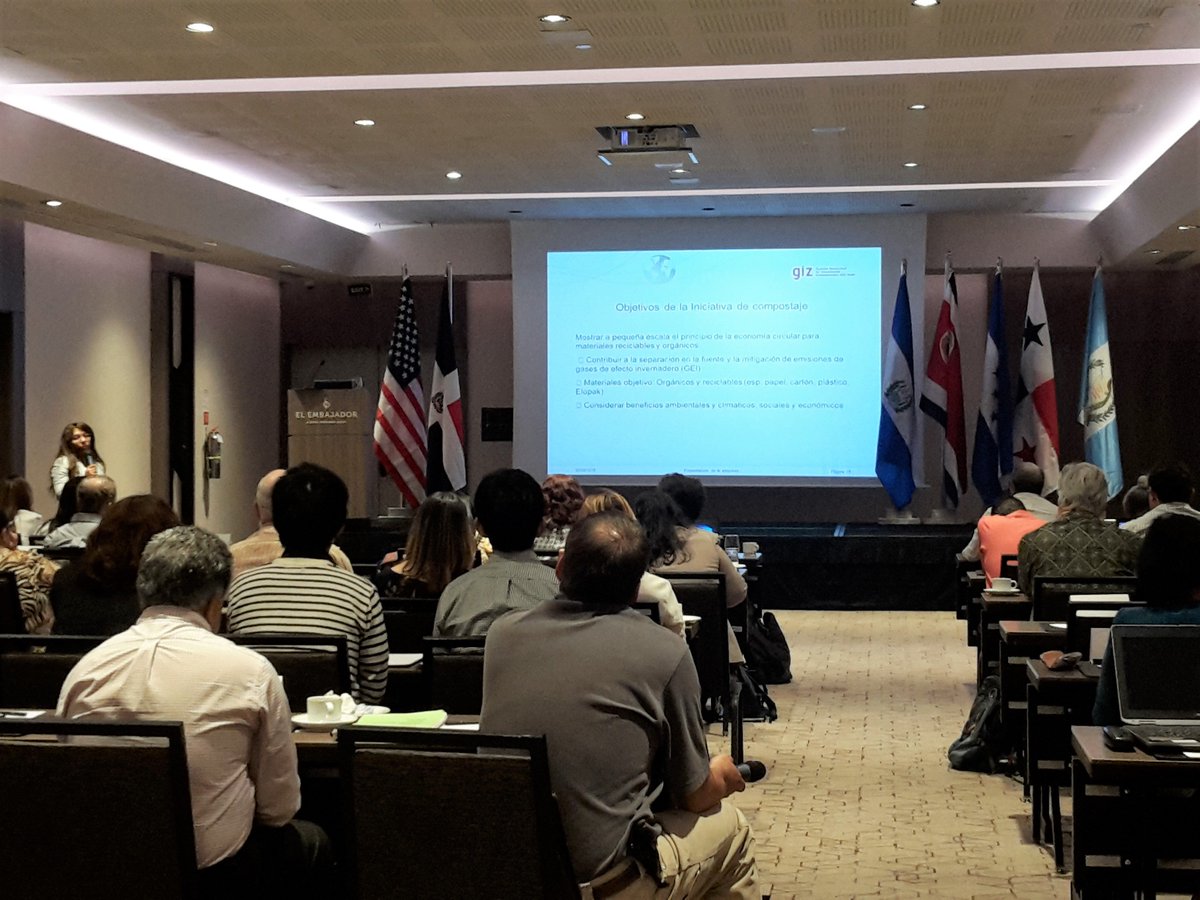 ProyectoZACK's tweet photo. Intercambio de experiencias en el Taller Regional "Gestión y Manejo de Residuos Sólidos en Centro América y Republica Dominicana", con representantes de varios gobiernos de América Central. ZACK presentó los pilotos Compostaje Escolar en San Cristóbal y Puntos Verdes en Santiago. https://t.co/ubCbRUeauj