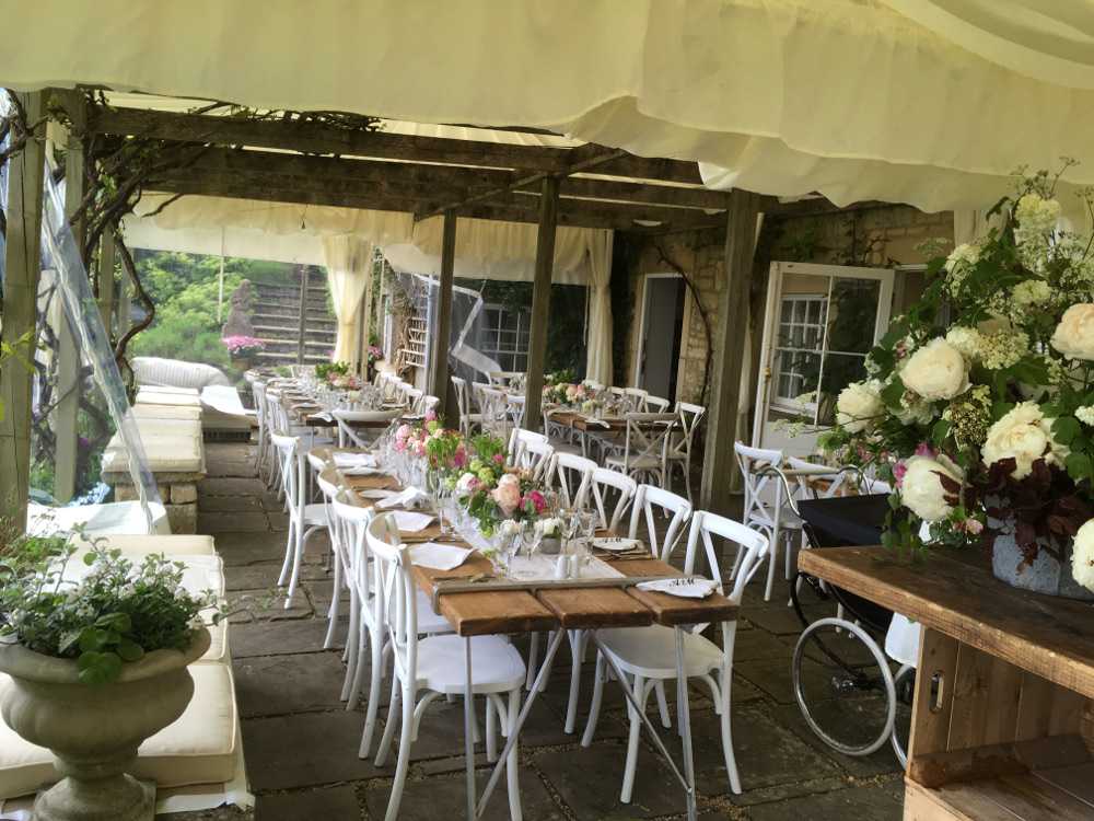 AbbasMarquees's tweet photo. Dining Al Fresco, a pretty garden area with feasting tables, apple crate bar and white cross back chairs. @WeddingHour @WeddingAffair #weddinghour #rusticdining #weddingideas #weddinginspiration #bridetobe https://t.co/6pPk959ZTJ