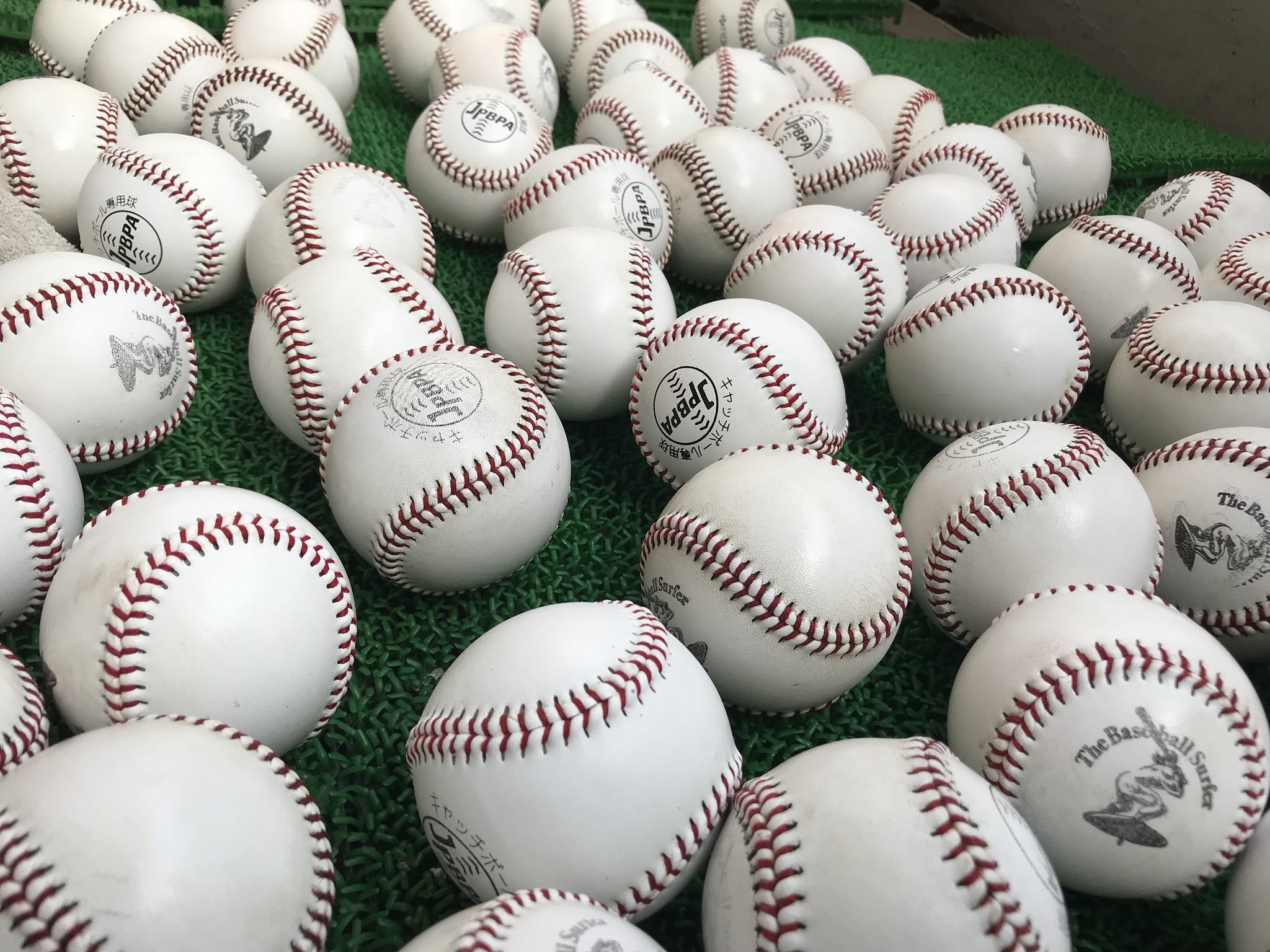 古木克明 Baseballsurfer 水洗いし終わったボール ちなみに硬式ボールに見えるけど 芯はゴムボール 表面は合皮のプロ野球選手会が考案するキャッチボール専用球です 本物の硬式ボールは水洗いダメですからね T Co Fhwjbxnval Twitter
