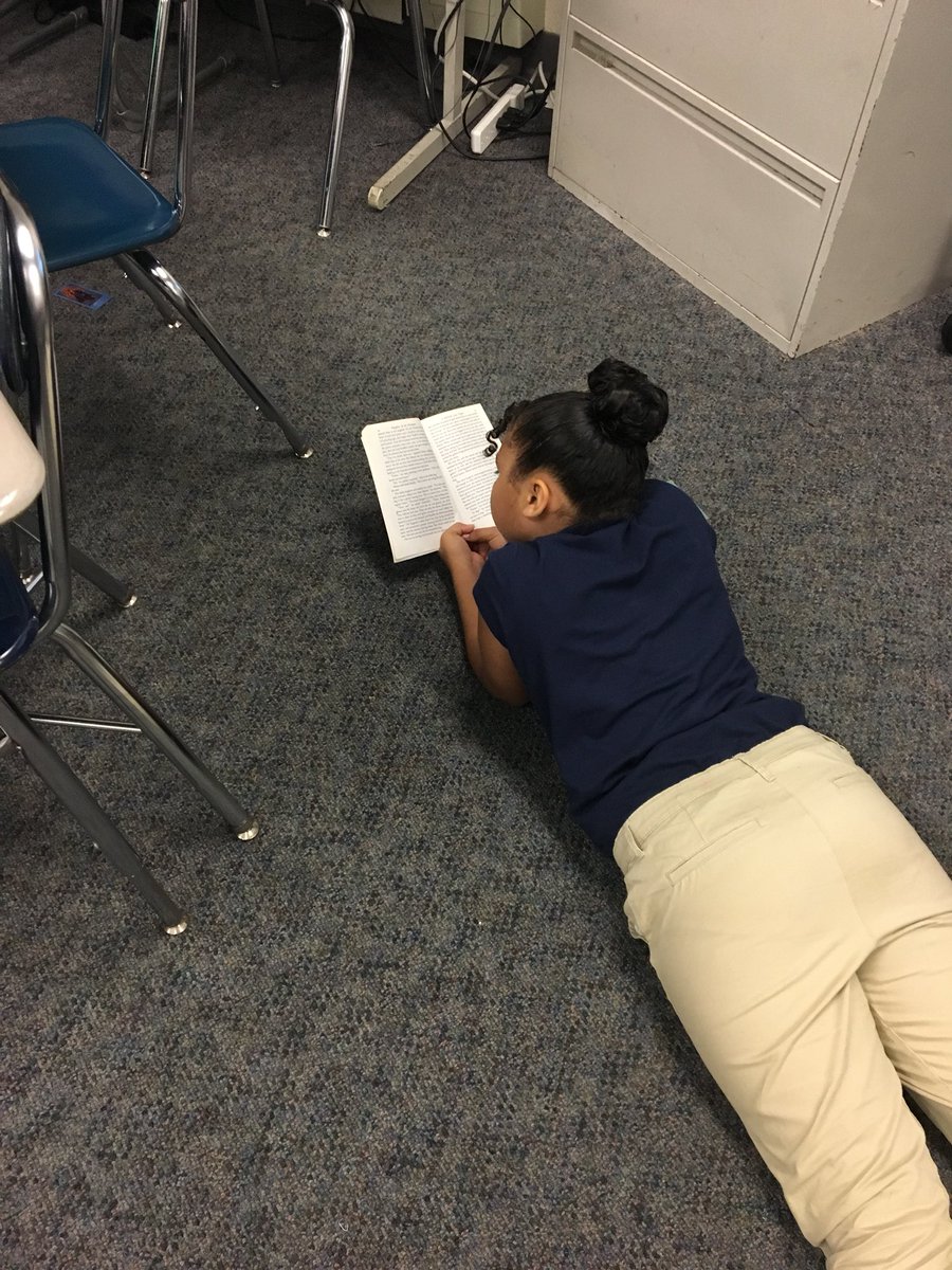 sandhartford's tweet photo. Morning circle, AIR-accountable independent reading, a visit from Hartford’s finest! #buildingcommunity #DME #formingrelationships #reading #buildingstamina #cultivatingreaders #ThisIsUs #SANDStrong #day2 https://t.co/u34ta12uaT