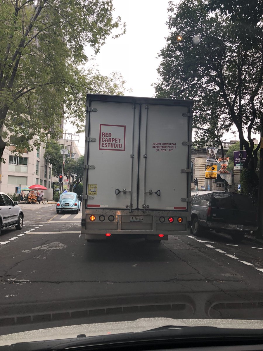 marielconde's tweet photo. Mal mal conductor de su camión tiene @RedCarpetEstudi qué derecho le da aventar el camión a los otros conductores para cambiar su camión de carril. En serio no sabe que trae la marca de la empresa que le da un trabajo. 😡🤬 #MALconductor #CDMX https://t.co/0fzhkzSphI