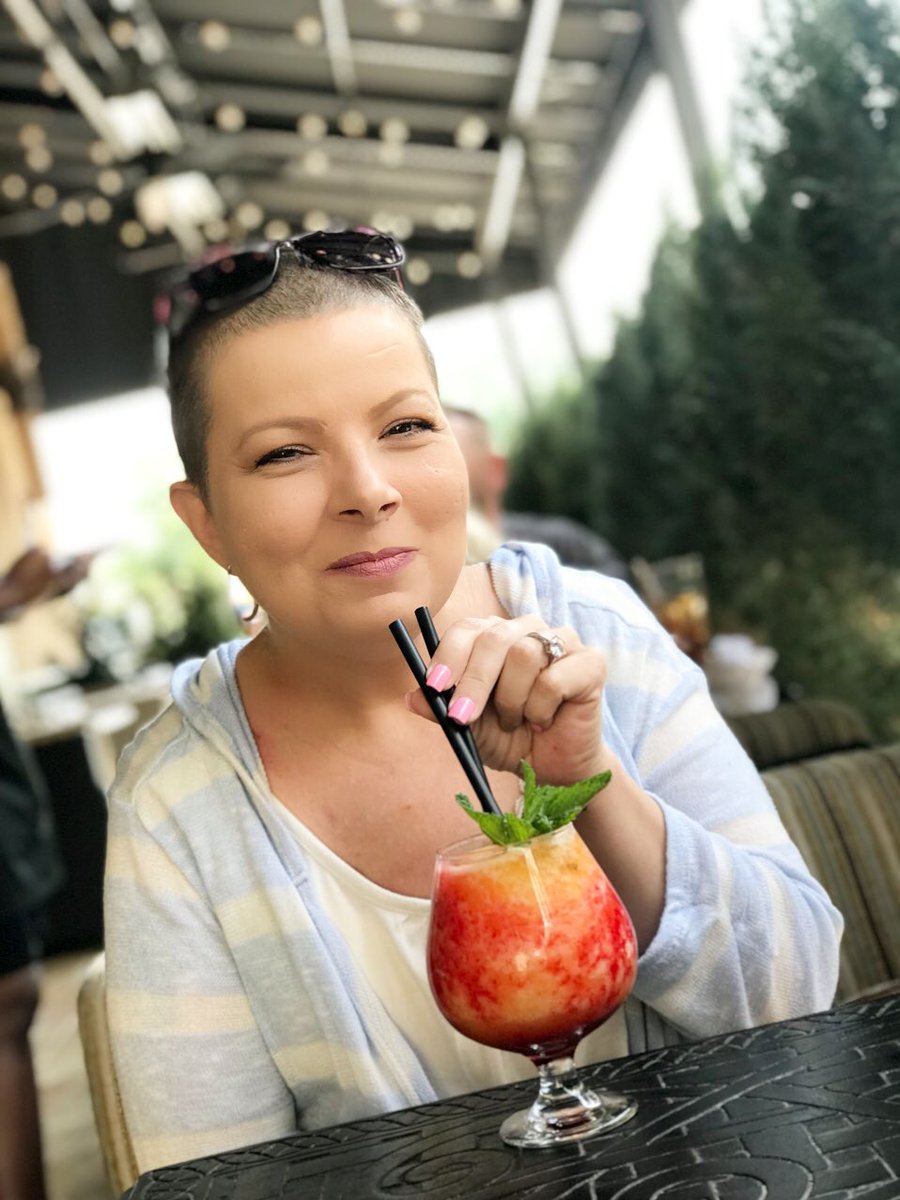 Cora_Cook4's tweet image. Today was my moms last day of chemo and radiation💓💓