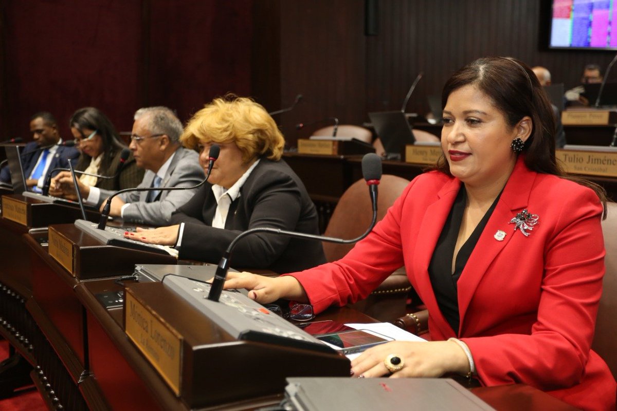 DiputadosRD's tweet photo. El Hemiciclo aprobó, también, el proyecto de ley que declara el 31 de marzo de cada año como “Día Nacional de las Juntas de Vecinos”, de la autoría de la diputada @JohannyDiputada. #Sesión02SLO2018 https://t.co/QMoRvbsTy9