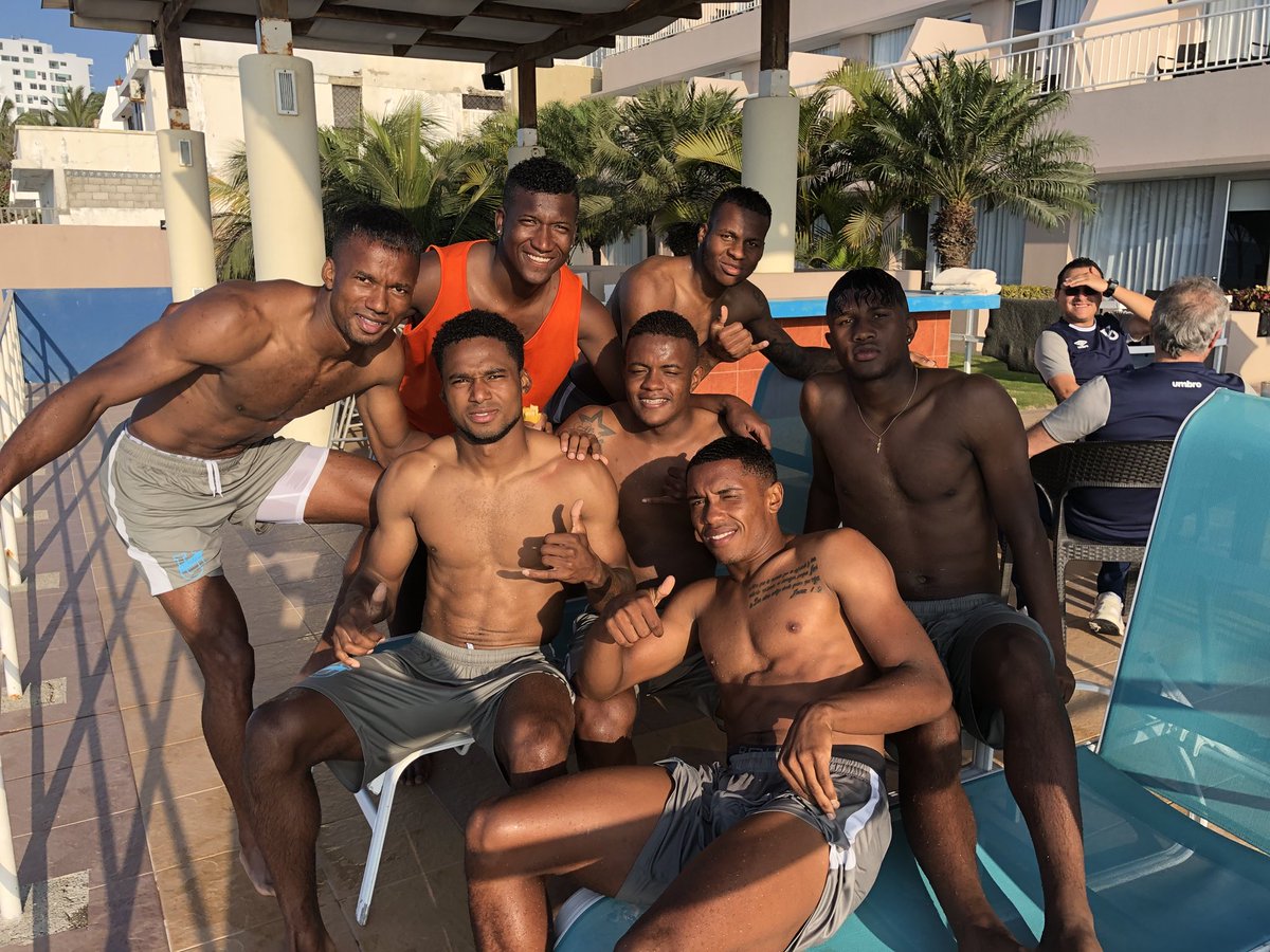JeisonChala's tweet photo. La Banda después de un buen triunfo!🏝🙌  Chatolei⚽️ https://t.co/7gatn5PRnz