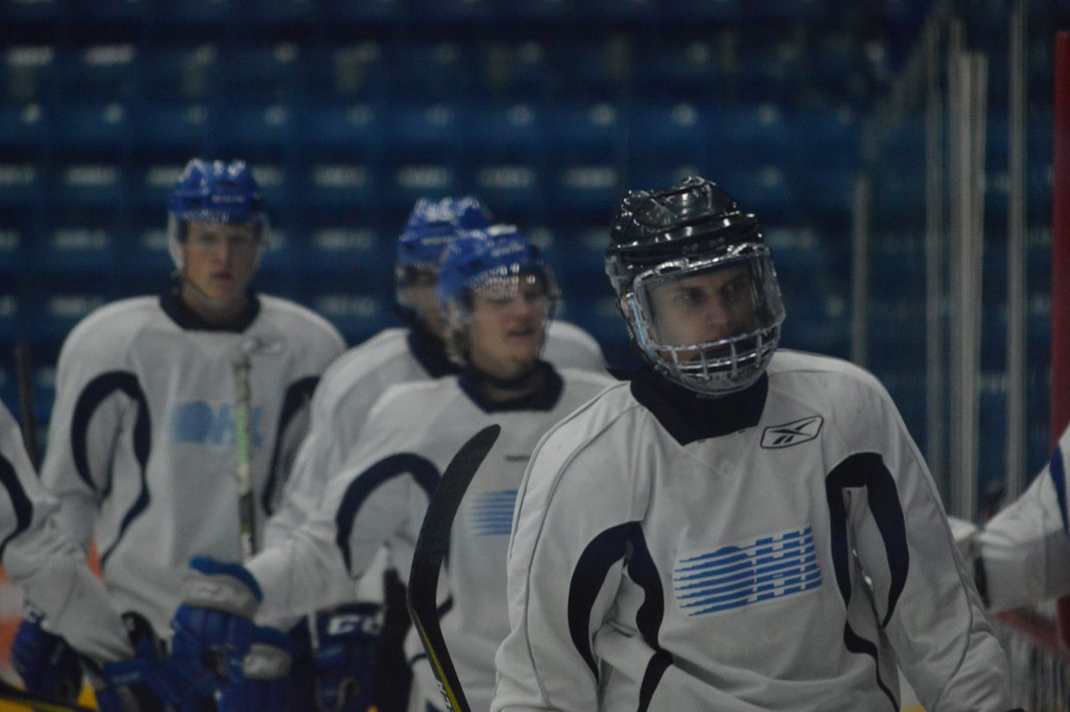 Sudbury_Wolves's tweet photo. Team White takes this one with a 3-0 final with shots on goal 46-31 in favour of Team White. The last Blue vs White game is tomorrow morning at 9:00am  #2018TrainingCamp https://t.co/iVlMqvACKB