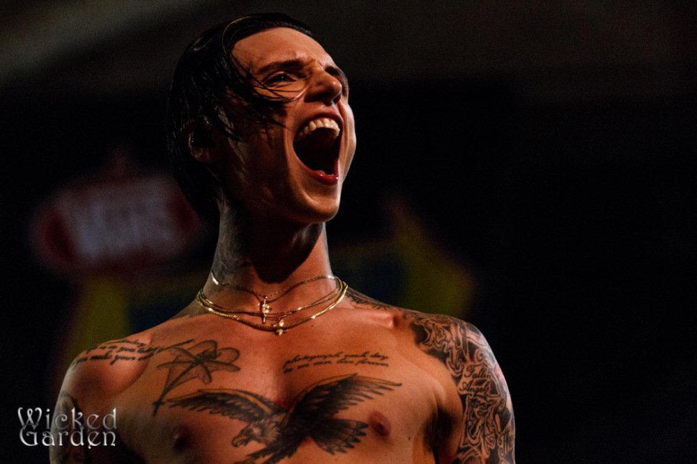 bvbfansworld's tweet photo. #Tb: Great shots of @andyblack rocking the #JourneysLeftFootStage at @VansWarpedTour Phoenix, AZ June 28, 2018. Photos by Jason Robey/@yitbosaz via https://t.co/a954Cfl0X9 #AndyBiersack #BlackVeilBrides #WarpedTour #BVBArmy 🎶🔥💀 https://t.co/UJO529NG74