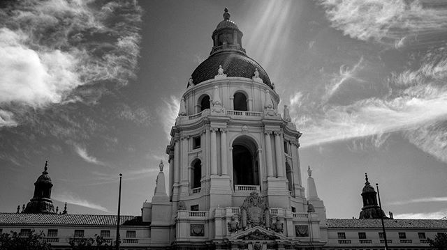 I was struck by the eeriness of the clouds and the rays of sunshine hitting City Hall. #x100f #bw #fujifilm_xseries #pasadena #cityhall #pasadenacityhall #eerie #clouds #cirrusclouds #blackandwhite #sunrays #heavenlylight #travel #instagram #photooftheday #picoftheday #photo…