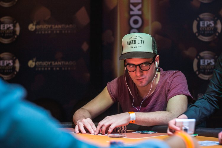 El Super High Roller del EPS Aniversario en <a href="/Enjoy_Santiago/">Enjoy Santiago</a> es un evento que convocó a los mejores exponentes del poker chileno y también del otro lado de la cordillera. <a href="/amosivan/">Amos Ben</a>, <a href="/alachepoker/">alachepoker</a>, @RichyDubini y <a href="/rodrigoyperez/">sonmonedas</a> no se lo quisieron perder! 🇨🇱🤗🇦🇷