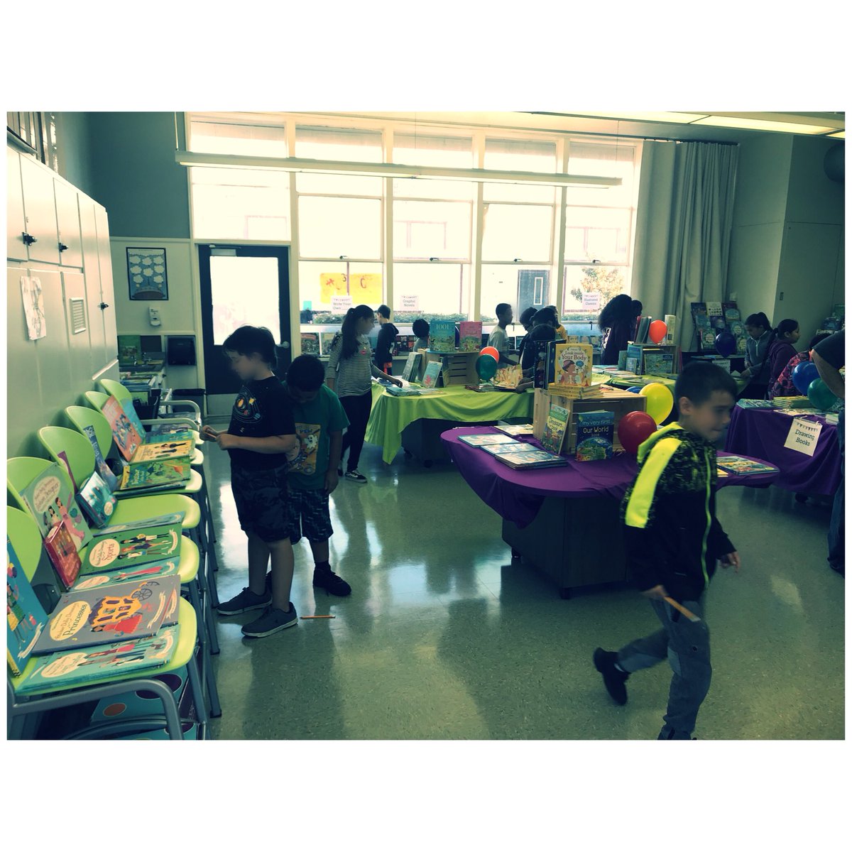 HolbrookMDUSD's tweet image. 5th graders in Mr. @nick_sanchez78 checking out the Book Fair our #HOLAPFC has put together. #readingisasuperpower