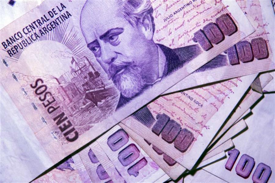 Por primera vez en la historia el peso argentino vale menos que el uruguayo bit.ly/2wslY5K