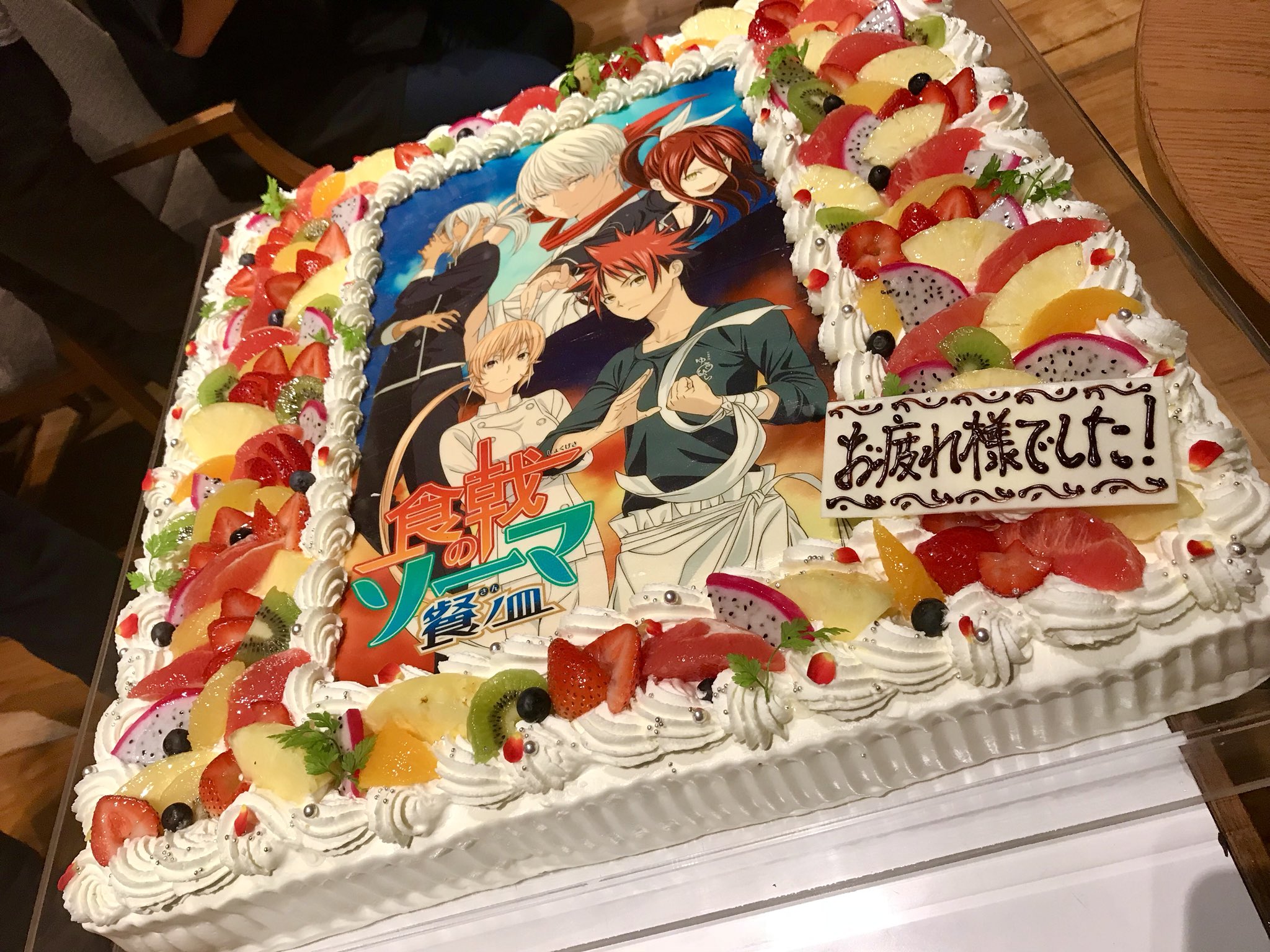 少年ジャンプ編集部 Rt Syokugeki Off 先日 アニメの打ち上げがありました アニメキャスト Amp スタッフの皆様 そして米たに監督 本当にありがとうございます 歴代担当全員 超豪華かつ美麗な印刷のケーキに驚きを隠せませんでした T
