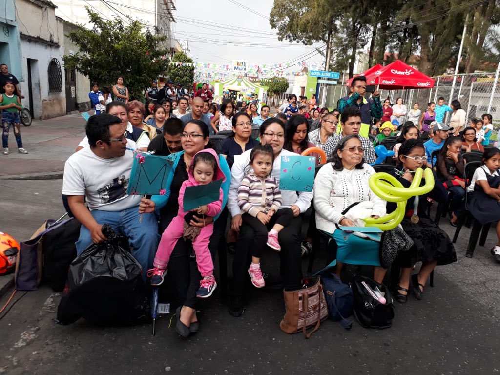 muniguate's tweet image. Nuestros vecinos y sus familias asisten a DivertiMuni y la tarde de talentos en #zona19.

#GuatemalaValeLaPena 
#Familia #MuniGuate
