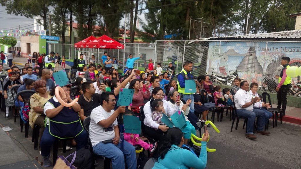 muniguate's tweet image. Nuestros vecinos y sus familias asisten a DivertiMuni y la tarde de talentos en #zona19.

#GuatemalaValeLaPena 
#Familia #MuniGuate