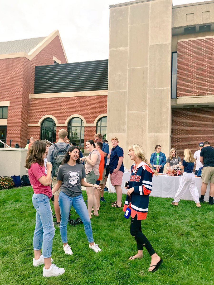 HopeCongress's tweet photo. Congress and Greek Life had a great time welcoming students back to campus tonight with root beer floats! #WelcomeWednesday https://t.co/STpTTEzStl