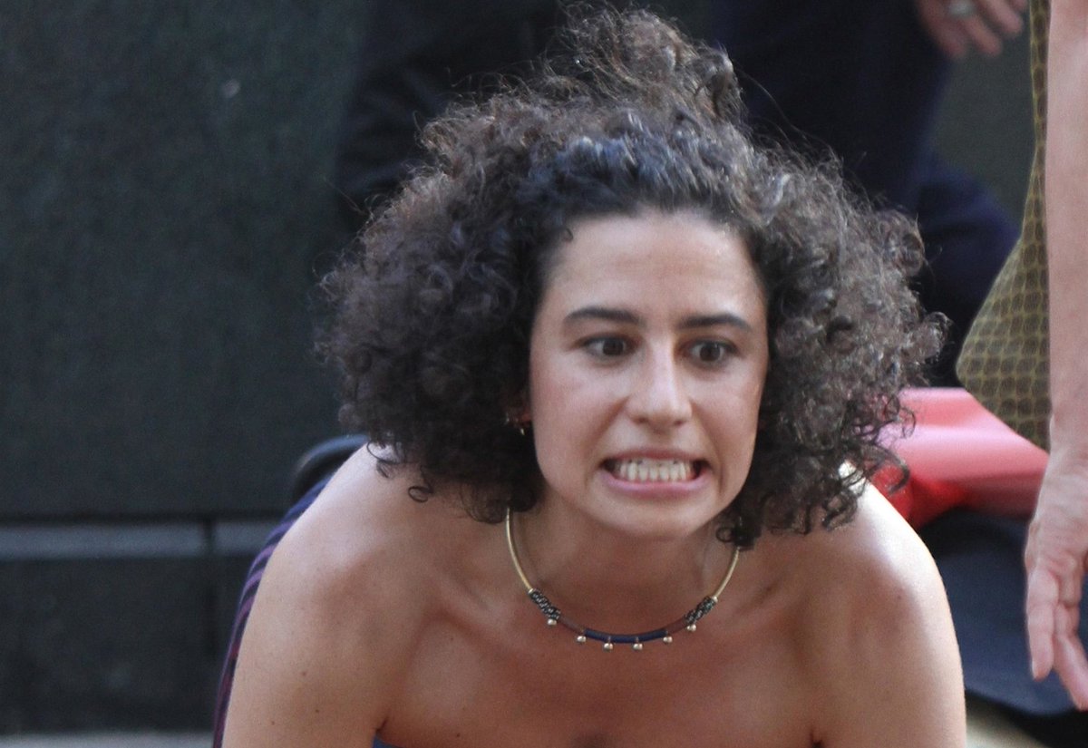 PHOTOS: Ilana Glazer looks hot (literally) as she films in scorching NYC te...