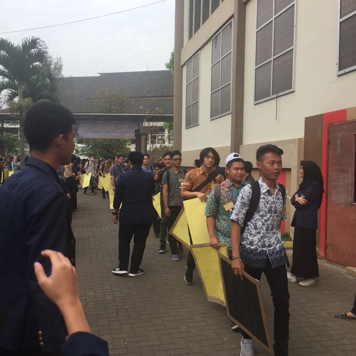 pplusfebunpad's tweet photo. [LIVE REPORT] 
 
Telah berlangsung penyambutan mahasiswa baru

Tetap semangat, Teman-teman! 

__
Keep updates with us :
Instagram: @pplusfebunpad
Line@: @ifi6062h
Twitter: @pplusfebunpad
Youtube : Pplus FEB Unpad https://t.co/CZbPcTycoK https://t.co/9D6rgrmYSt