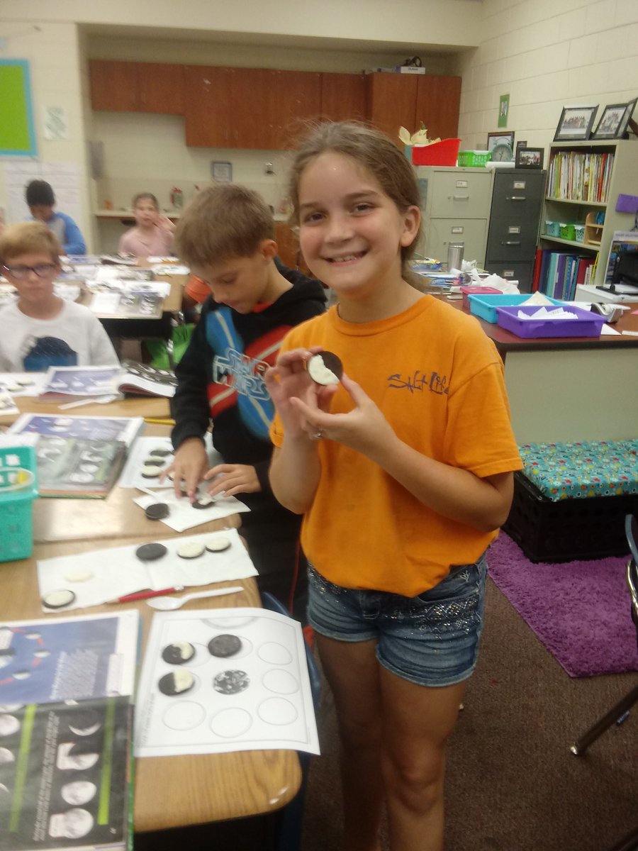 KatelynKent16's tweet photo. Oreo Moon Phase Activity! This is one of my favorites for our Solar System unit!  @CarverES_RH #SeasofAdventure #WeAreCarver https://t.co/AdVYtIwIyd