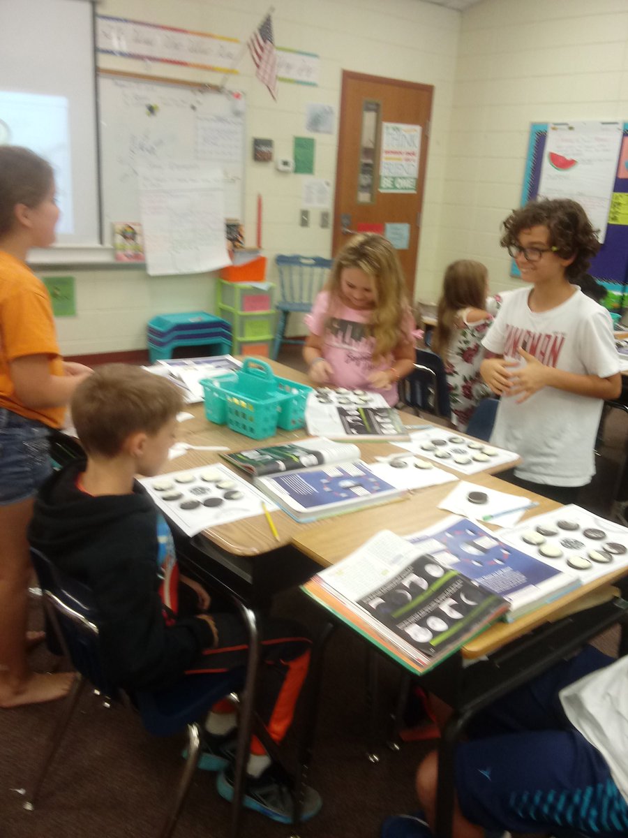 KatelynKent16's tweet photo. Oreo Moon Phase Activity! This is one of my favorites for our Solar System unit!  @CarverES_RH #SeasofAdventure #WeAreCarver https://t.co/AdVYtIwIyd