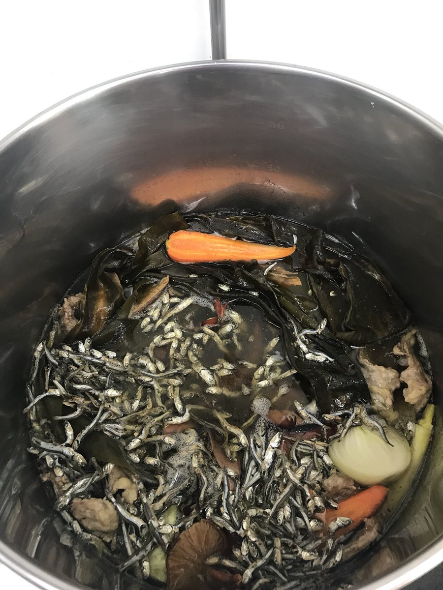 shio8rin's tweet photo. おはようごさいます！
昨日丸勝かつお節松野さんよりアドバイスを頂きスープの素材を少しいじってます！業者の方の知識は当たり前ですが大変勉強になります！
本日夜の営業はお休みしますので宜しくお願いします！ https://t.co/ibKasdQ6gy