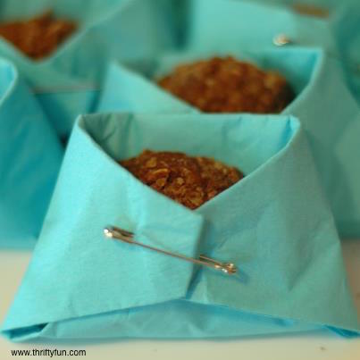 Looking for the perfect snack for your #babyshower? This chocolate and oatmeal snack that resembles a baby diaper is definitely an option! 😋🎉🍼👶🏻🎊 pin.it/bcloezrmqmkjh5