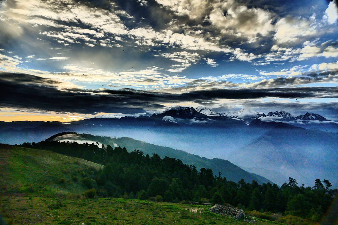 A beautiful sunset through the #clouds 🌄🌃 on the #himalaya 🌉🌋