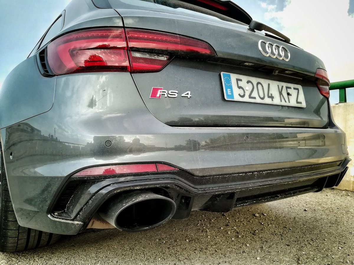FdezgFran's tweet photo. Así sí da gusto la 'vuelta al cole'! #RS4 @audispain @Audi_Prensa #450CV https://t.co/Wdt4sJCRn1